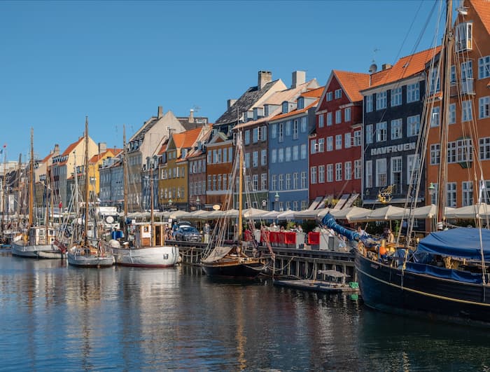 Rolig morgen ved kysten